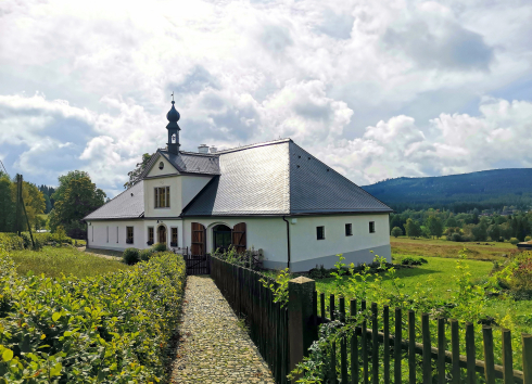 Z Křižánek do nejslavnější horácké huti v Českých Milovech