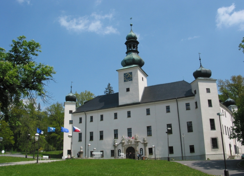 RESTAURACE ZÁMECKÉHO HOTELU TŘEŠŤ